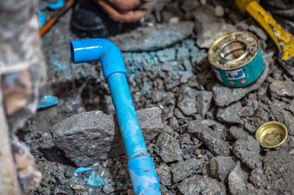 Dismantling and repairing the leaking water pipe